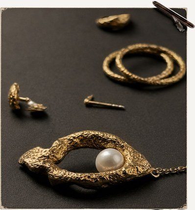 Gold pieces and the pearl brooch, laid out
